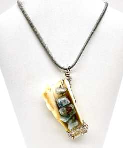 Onto Something Shell Necklace